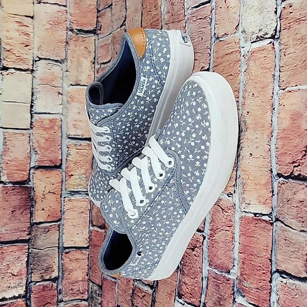 VANS CLASSIC LOWTOP SHOES,  WOMANS SIZE 7 EUC